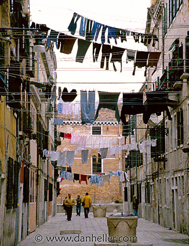 http://www.danheller.com/images/Europe/Italy/Venice/Laundry/laundry28-big.jpg