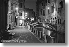 black and white, europe, horizontal, italy, nite, sidewalks, venecia, venezia, venice, photograph
