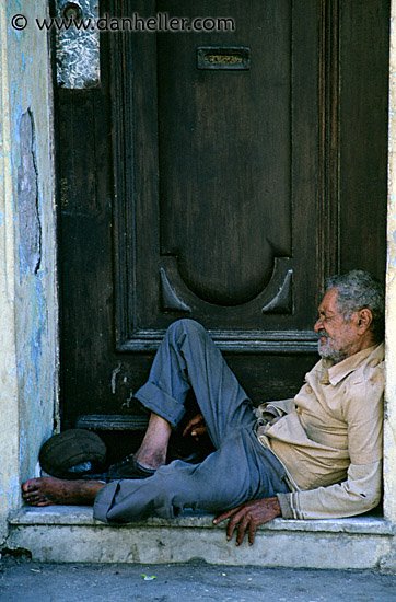http://www.danheller.com/images/LatinAmerica/Cuba/People/Men/homeless-man-3-big.jpg