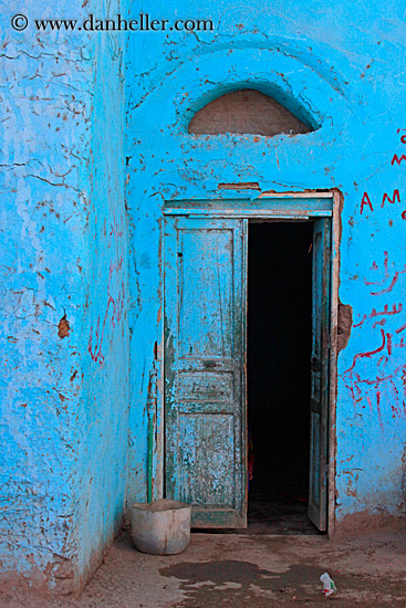 blue-door-n-pot-01.jpg