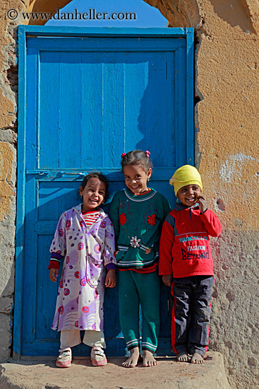 children-n-blue-door-04.jpg