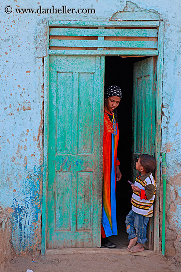 children-w-woman-in-doorway-04.jpg