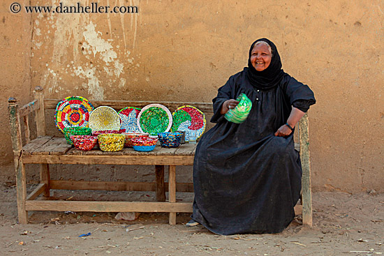 colorful-straw-plates-n-old-woman-01.jpg