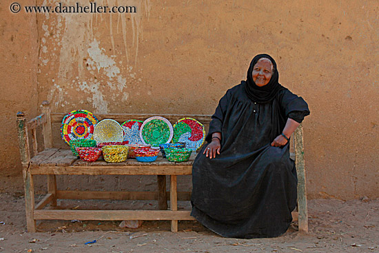 colorful-straw-plates-n-old-woman-02.jpg