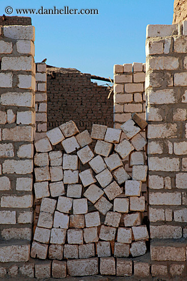 oddly-stacked-bricks-02.jpg
