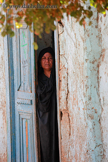woman-in-doorway-07.jpg