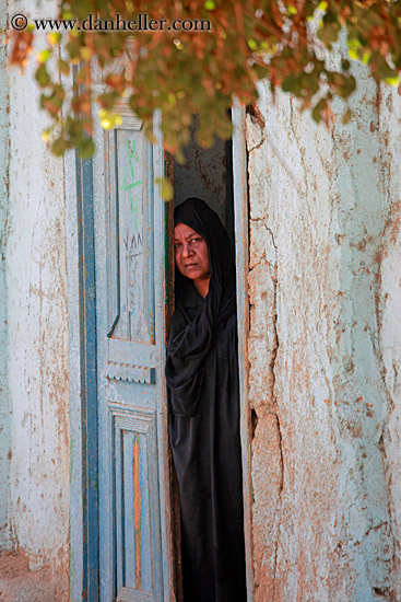 woman-in-doorway-08.jpg