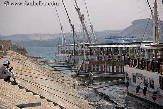 men-on-stairs-by-tour-ships-02.jpg