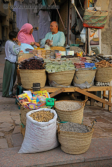 women-buying-spices-02.jpg