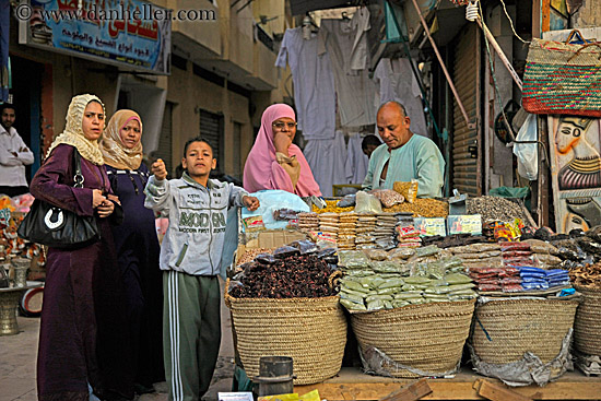 women-buying-spices-03.jpg