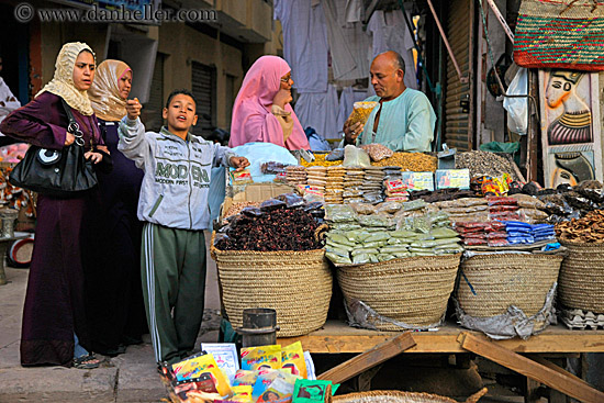 women-buying-spices-04.jpg