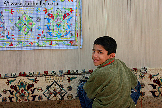 boy-weaving-carpet-02.jpg