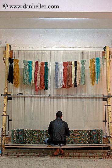 boy-weaving-carpet-04.jpg