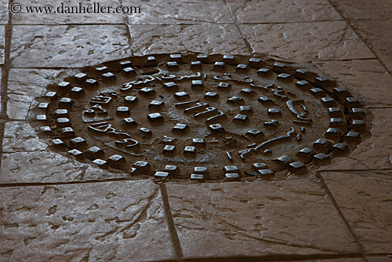 manhole-cover-01.jpg