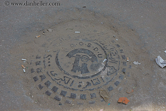 manhole-cover-02.jpg