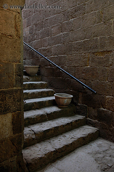 pots-on-stairs-01.jpg
