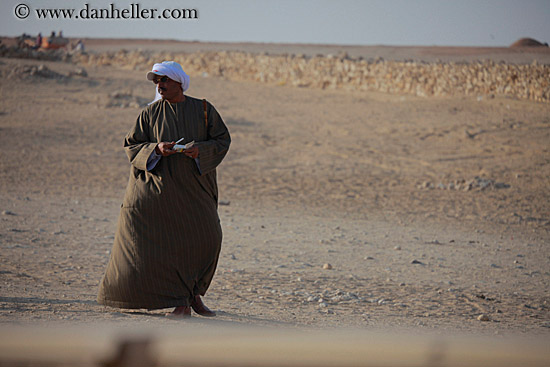 arab-man-in-desert.jpg