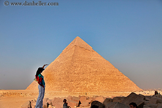 tourist-n-pyramid-01.jpg