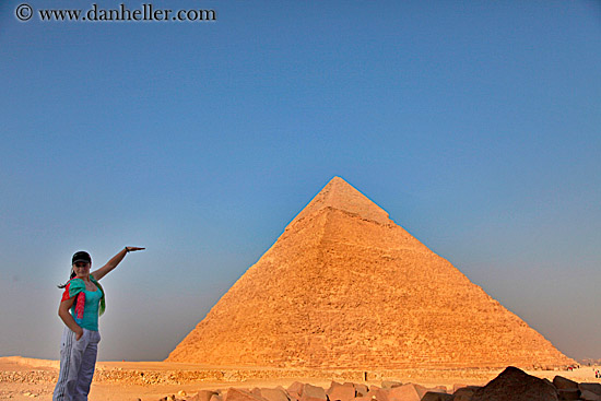 tourist-n-pyramid-02.jpg