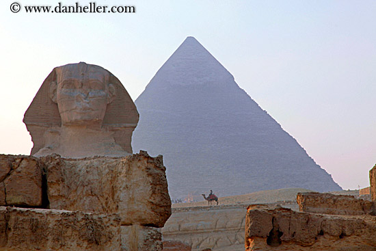 sphinx-n-pyramid-01.jpg