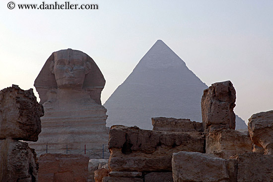 sphinx-n-pyramid-02.jpg