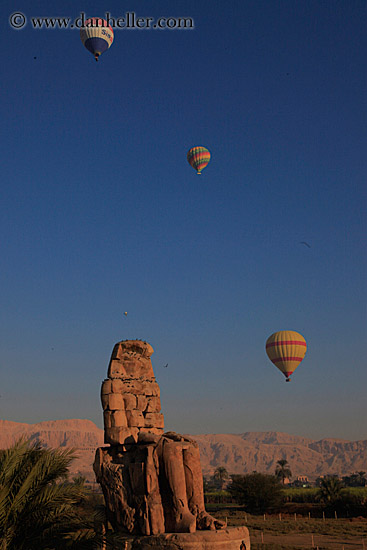 seated-statue-n-balloons-06.jpg