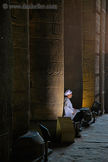 arab-man-n-temple-04.jpg