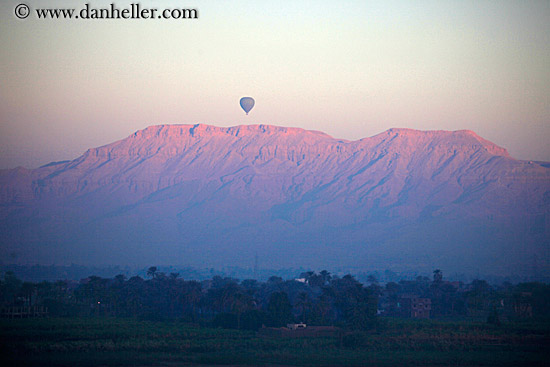 hot-air-balloons-n-mtns-03.jpg