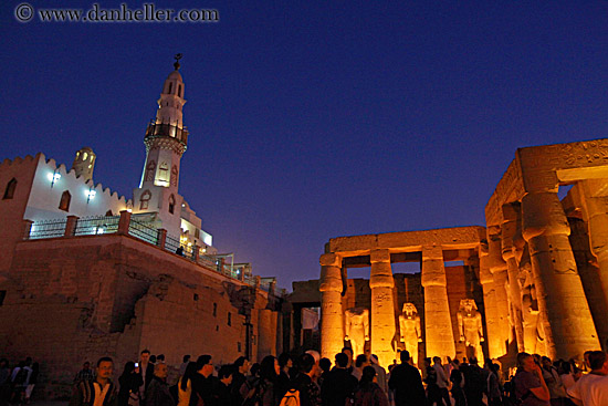 mosque-n-statues-at-night-01.jpg