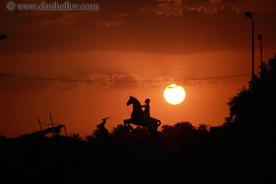 man-on-horse-statue-n-sunset-01.jpg