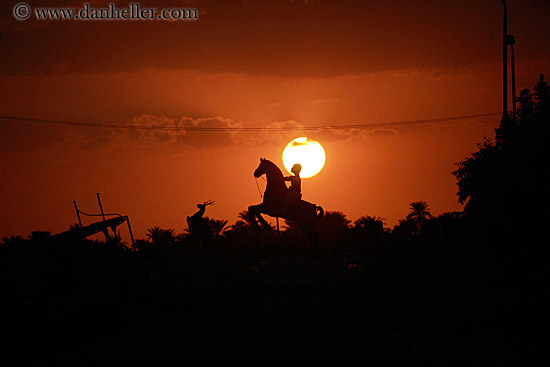 man-on-horse-statue-n-sunset-02.jpg