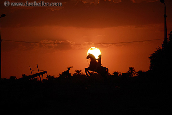 man-on-horse-statue-n-sunset-03.jpg