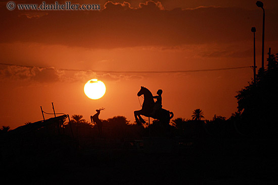 man-on-horse-statue-n-sunset-04.jpg