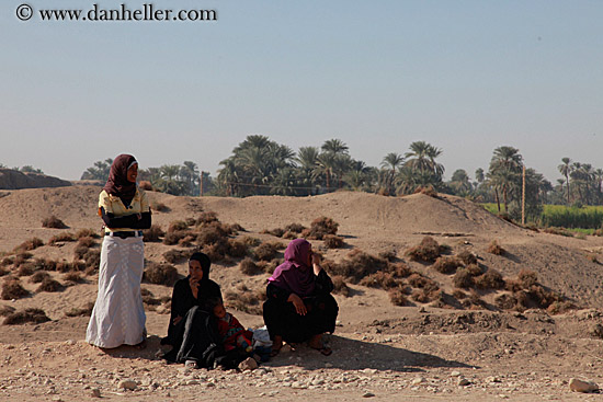 women-waiting-for-bus.jpg