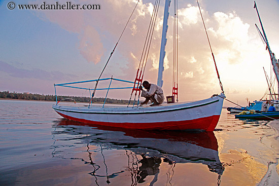 red-n-white-sailboat-at-sunset-02.jpg