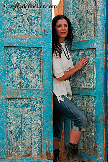 victoria-n-blue-door-03.jpg