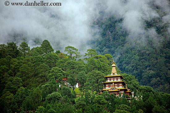 khamsum-ulley-chorten-n-fog-02.jpg