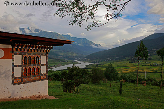 bhutanese-house-n-valley.jpg