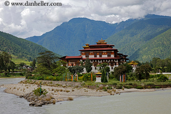dzong-n-river-01.jpg