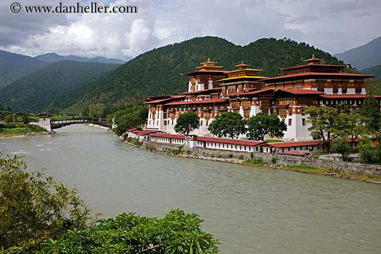 dzong-n-river-02.jpg
