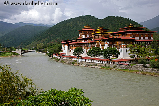 dzong-n-river-02.jpg