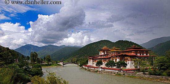 dzong-n-river-03-pano.jpg