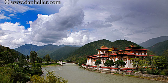 dzong-n-river-03-pano.jpg