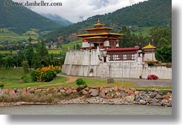 images/Asia/Bhutan/PunakhaDzong/red-car-n-temple.jpg