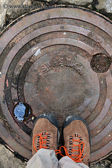 swastika-manhole-cover-02.jpg