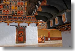 images/Asia/Bhutan/RinpungDzong/dzong-door-03.jpg