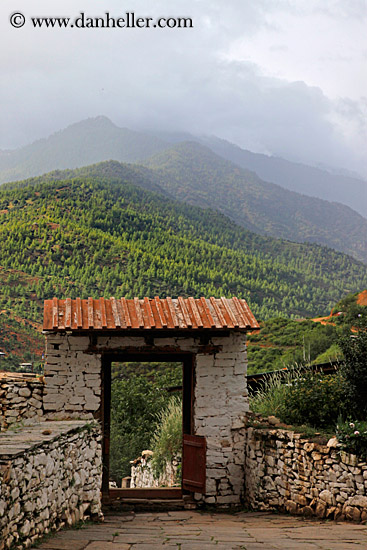 dzong-gate.jpg