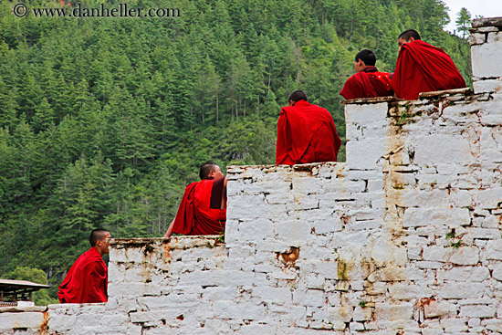 monks-on-stairs-03.jpg