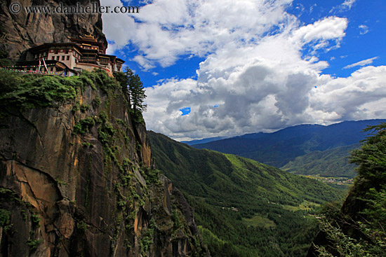 taktsang-n-cliff-w-big-view-02.jpg