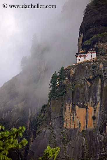 taktsang-n-fog-01.jpg